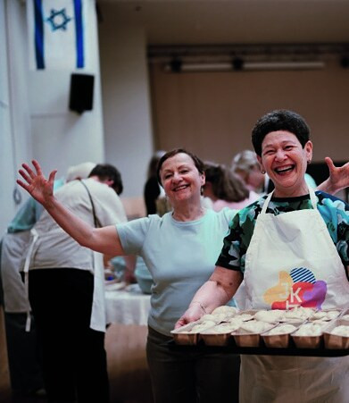 Ausgelassene Stimmung beim Challah-Workshop in der Jüdischen Gemeinde in Krefeld.